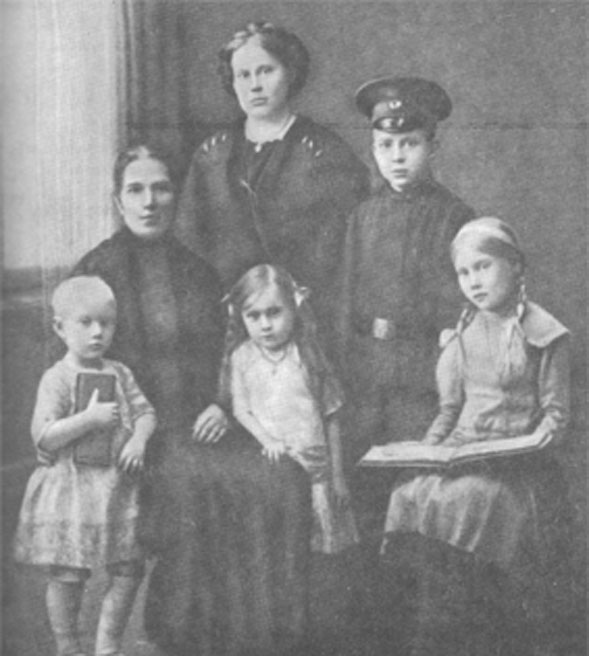 Аркадий с матерью (стоит), сёстрами Олей, Катей, Наташей и тётей Дашей. Арзамас, 1914 г.