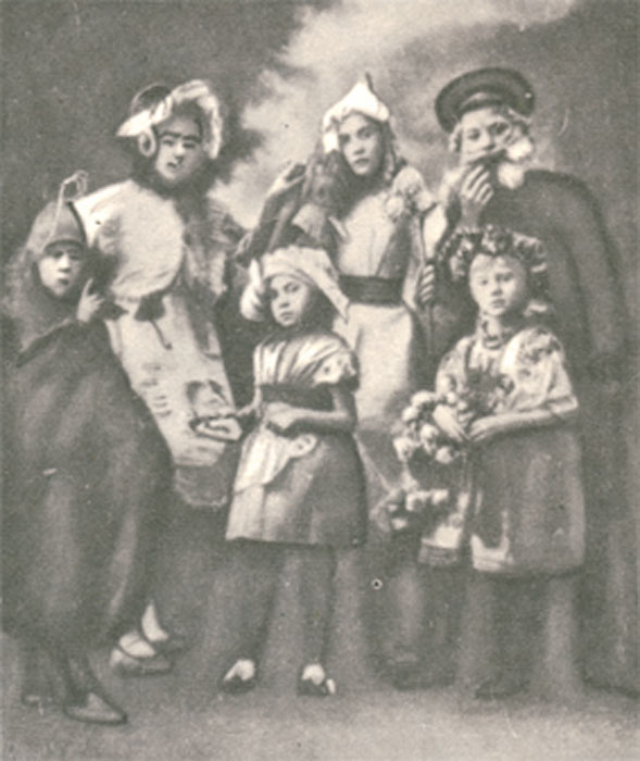 Аркадий с сёстрами и друзьями 1916 год.